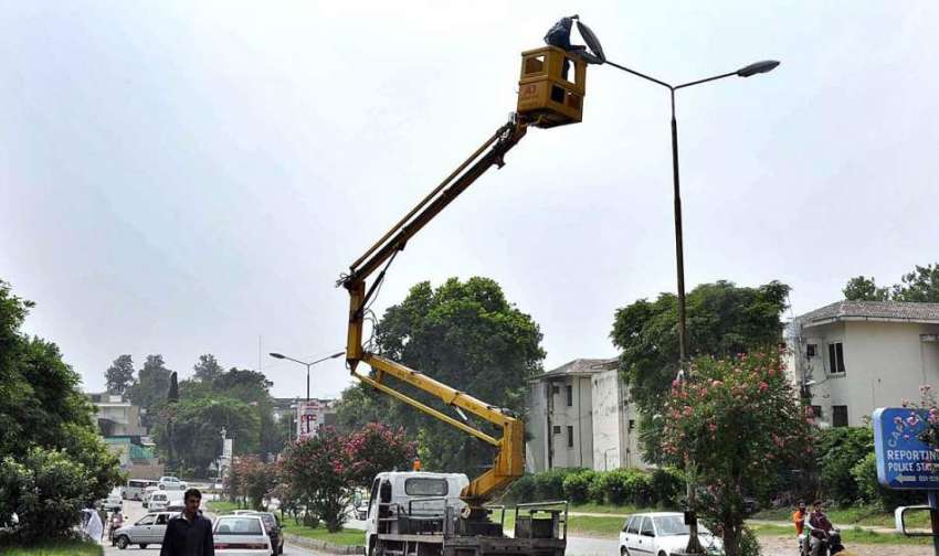 اسلام آباد: آئیسکو کا عملہ وفاقی دارالحکومت میں بجلی کے ..