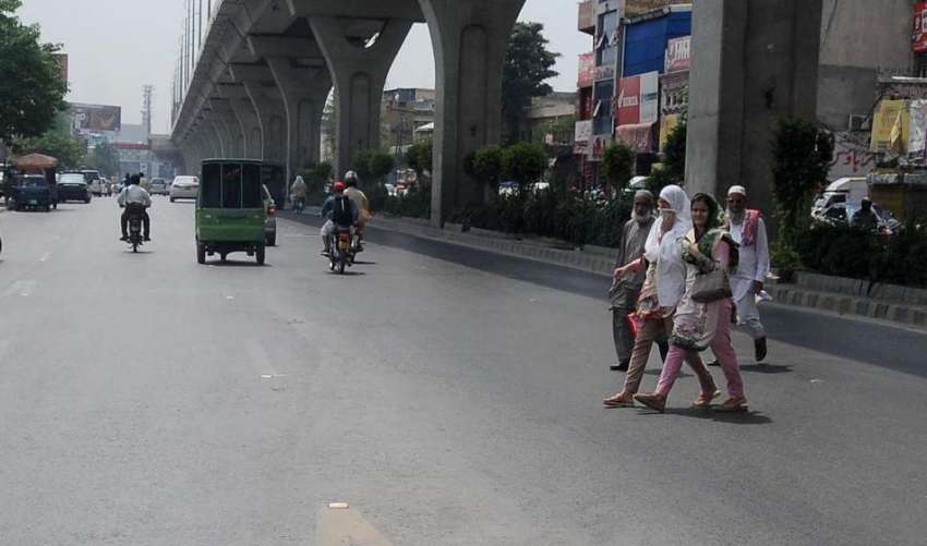 راولپنڈی: شہری خطرناک انداز سے مری روڈ سے کراس کر رہے ہیں۔ ..