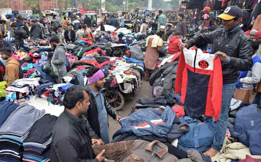لاہور: سردی کی شدت میں اضانے کے باعث شہری لنڈا بازار سے گرم ..