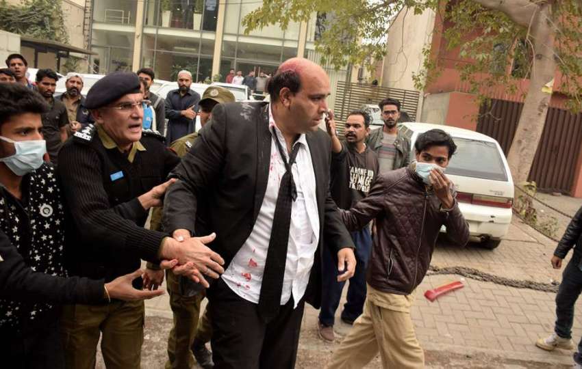لاہور: پی آئی سی میں توڑ پھوڑ کے دوران زخمی ہونے والے وکیل ..