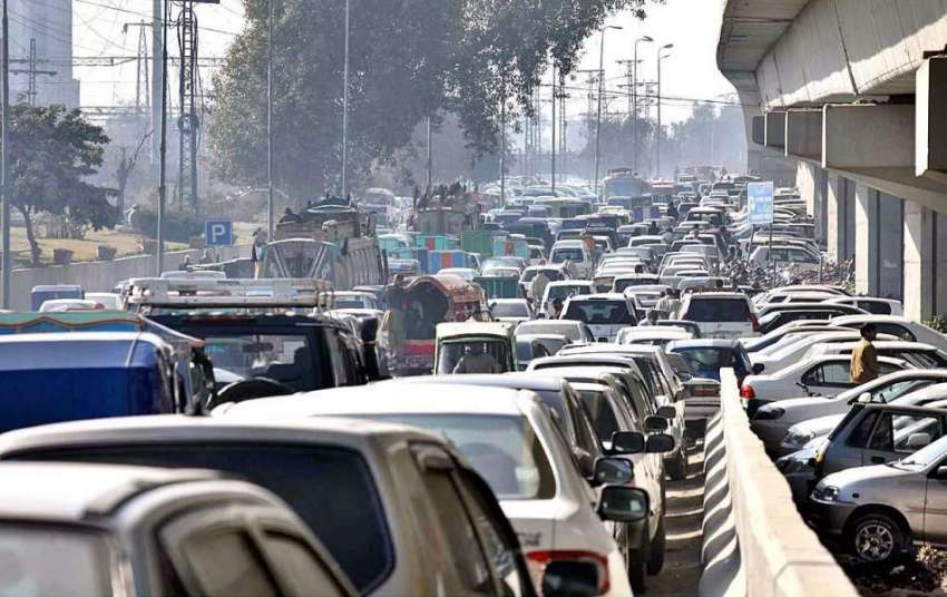 پشاور: ہائی کورٹ کے سامنے شدید ٹریفک جام کا منظر۔
