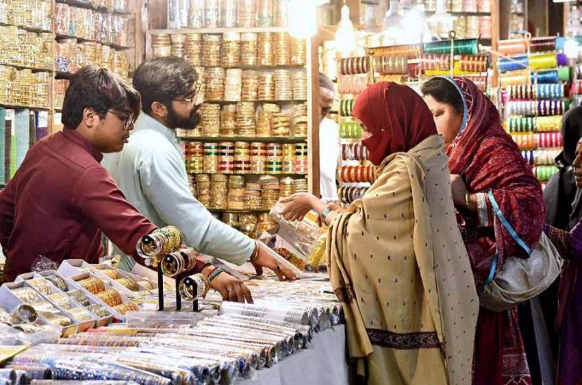 ملتان: عید کی تیاریوں میں مصروف خواتین چوڑیاں خرید رہی ہیں۔