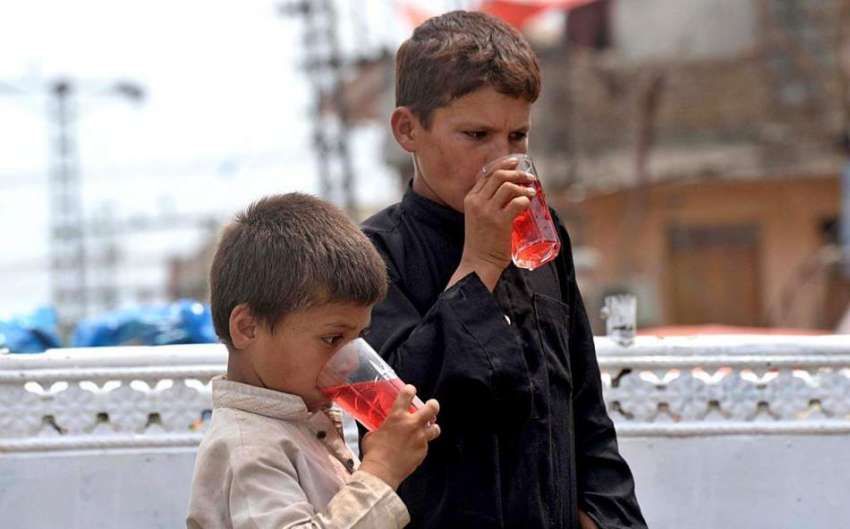 راولپنڈی: نوجوان گرمی اور پیاس کی شدت کم کرنے کے لیے مشروب ..