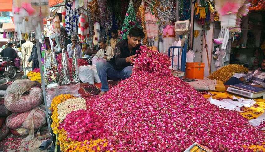 راولپنڈی: عیدالفطر کی آمد کے موقع پر دکاندار نے پھول اور ..