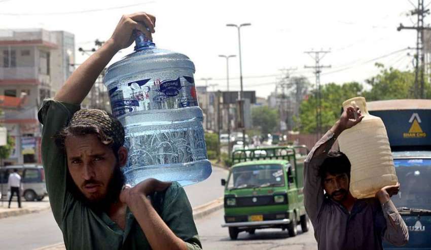 راولپنڈی: شہری پینے کے لیے صاف پانی بھر کر لیجا رہے ہیں۔