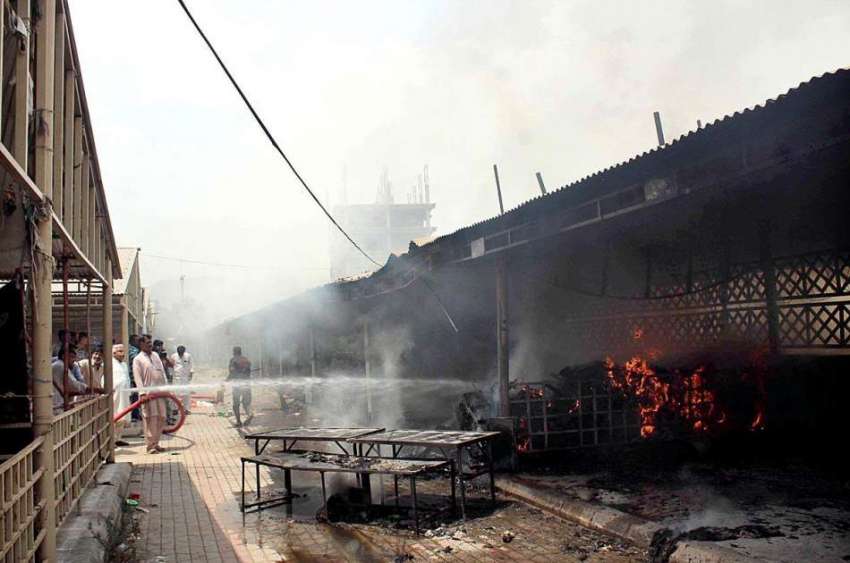 اسلام آباد: ہفتہ وار بازار میں ایک سٹال پر لگی آگ کا منظر۔