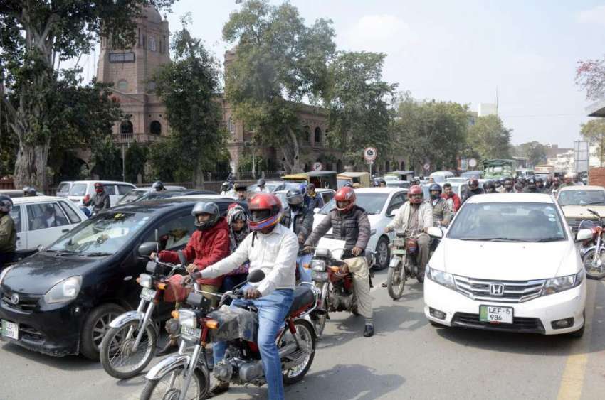 لاہور: جی پی او چوک میں ٹریفک جام کا منظر۔
