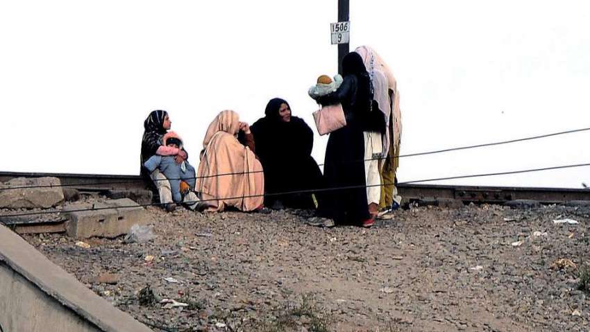 راولپنڈی : مریڑ چوک کے قریب خواتین کسی خطرے کی پرواہ کئے ..