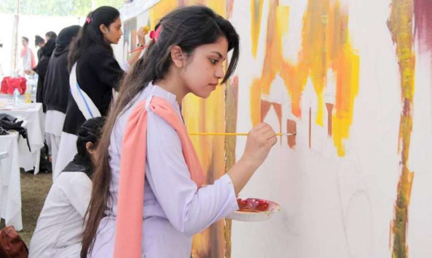 لاہور: جیلانی پارک میں ہونیوالے آرٹ مقابلے میں شریک طالبات ..