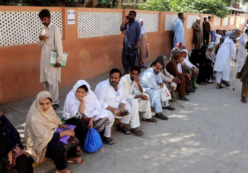 راولپنڈی: ڈی ایچ کیو ہسپتال میں احتجاج کے باعث آنے والے مریض ..