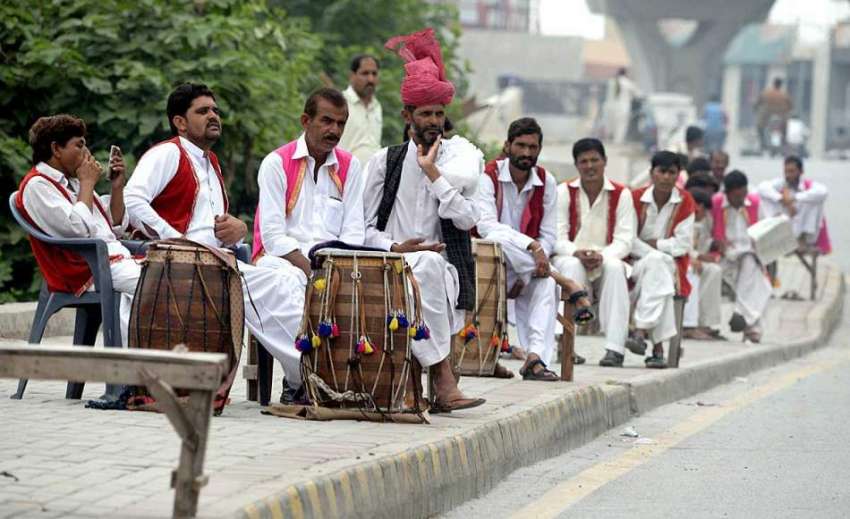 راولپنڈی: سڑک کے کنارے بیٹھے ہوئے روایتی ڈھول بجانے والے ..
