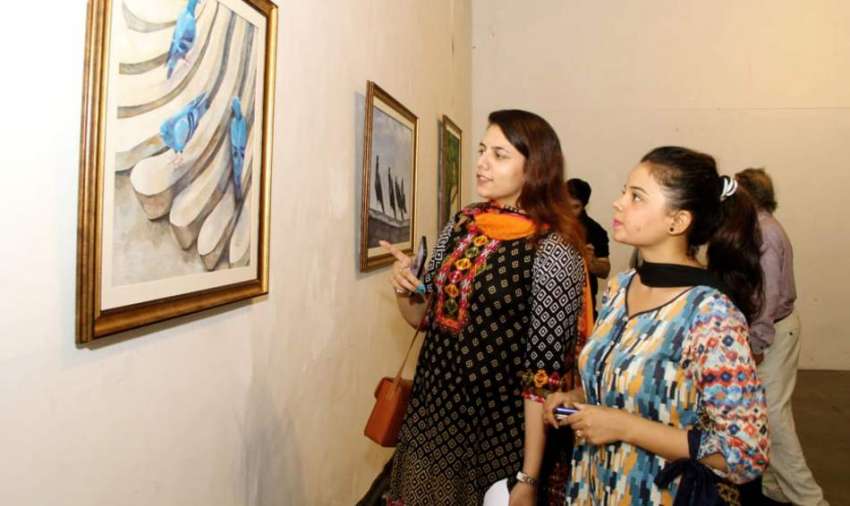 لاہور: طالبات نیشنل کالج آف آرٹس کے ایلومینائز کے فن پاروں ..