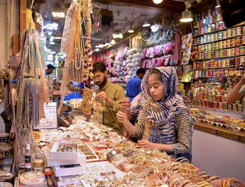 کوئٹہ: عید کی تیاریوں میں مصروف خاتون جیولری پسند کر رہی ..