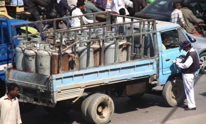 کراچی: ٹریفک وارڈن ٹرک ڈارئیور کا چالان کاٹ رہا ہے۔