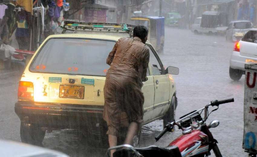 راولپنڈی: موسلا دھار بارش کے دوران خراب ہونیوالی گاڑی کو ..