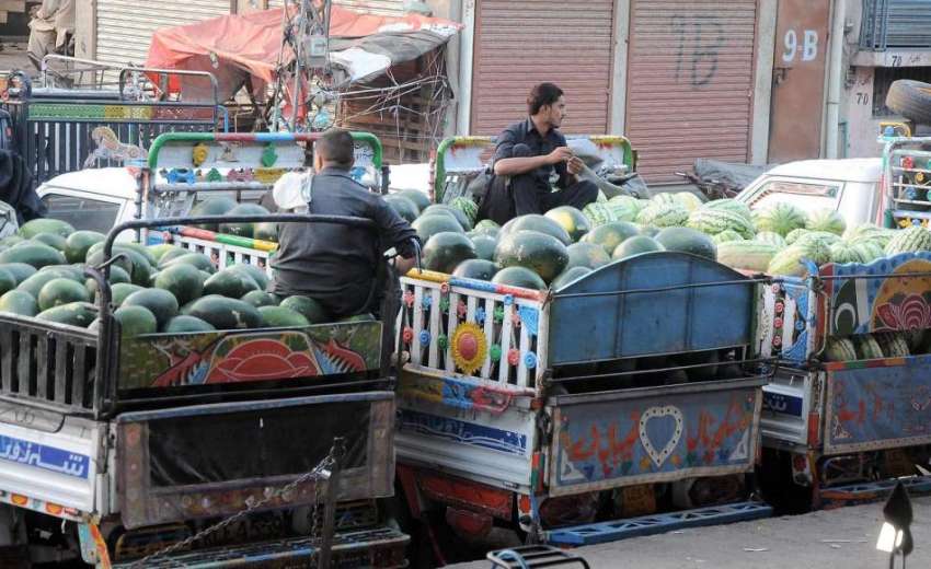 اسلام آباد: فروٹ منڈی میں بیوپاریوں کے سٹال پر تربوز کے ٹرک ..