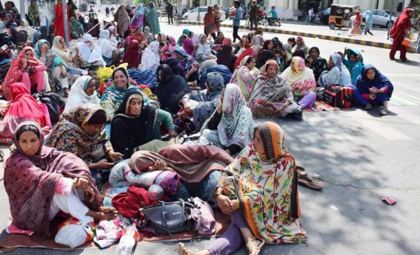 لاہور: لیڈی ہیلتھ ورکرز نے اپنے مطالبات کے حق میں مال روڈ ..