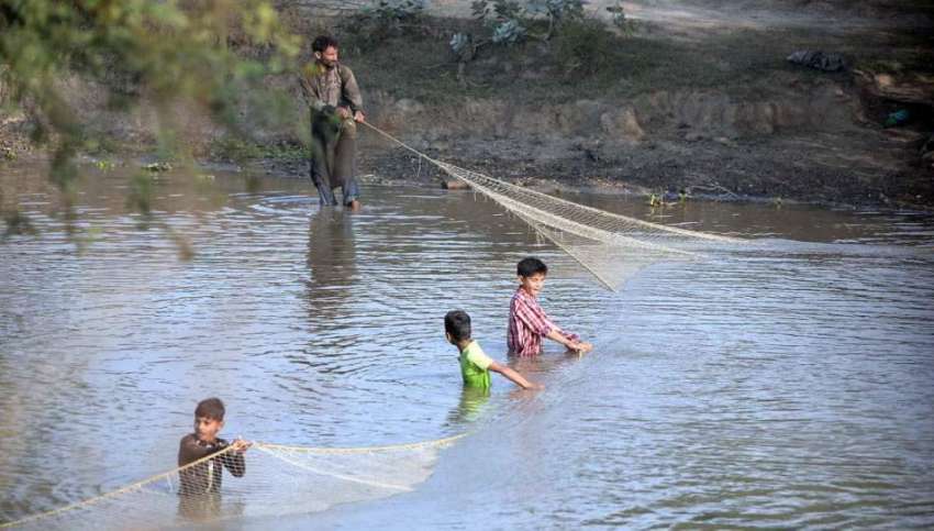 راولپنڈی: ایک شہری بچوں کے ہمراہ مچھلیاں پکڑنے میں مصروف ..