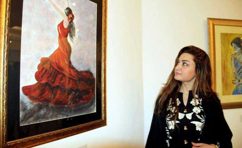 لاہور: ایک خاتون الحمراء ہال میں پینٹنگ کی نمائش دیکھ رہی ..
