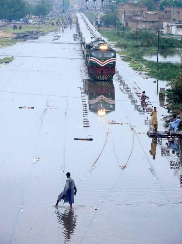 حیدر آباد: موسلا دھار بارش کے بعد ریلوے ٹریفک جمع شدہ پانی ..