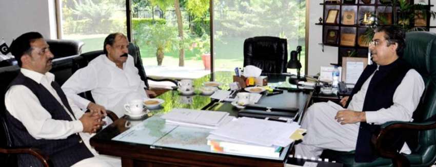 مظفر آباد : چیف سیکرٹری مطہر نیاز رانا سے وزیر حکومت چوہدری ..