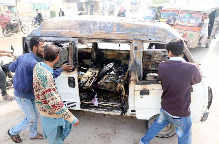 کراچی: سکول وین میں آگے لگنے سے متاثرہ وین۔