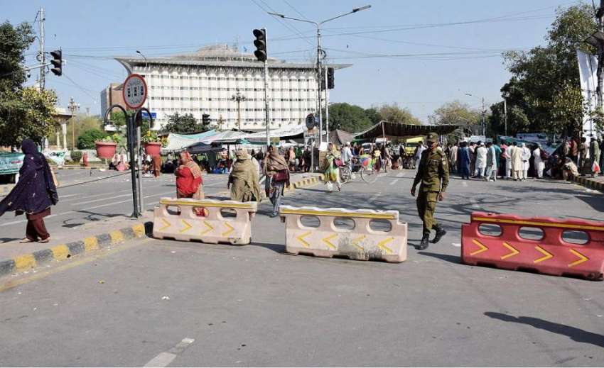 لاہور: پولیس نے لیڈی ہیلتھ ورکرز کے دھرنے کے باعث مال روڈ ..