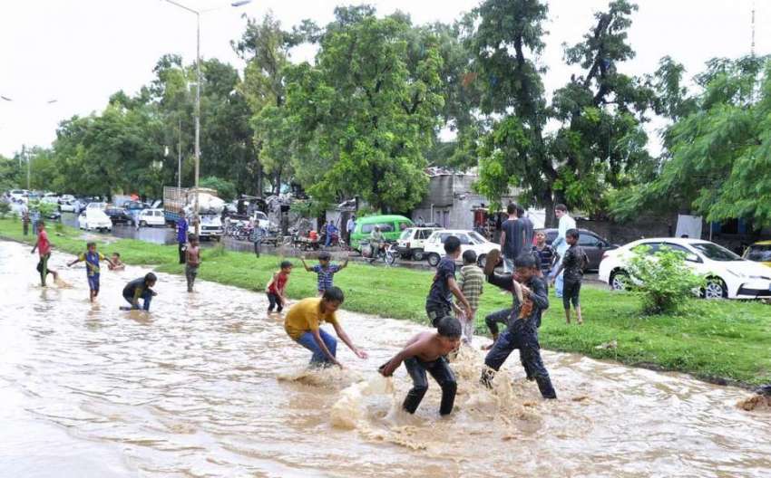 اسلام آباد: وفاقی دارالحکومت میں ہونیوالی بارش کے بعد جمع ..