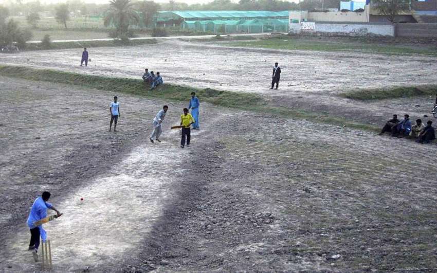 ملتان: نوجوان شام کے وقت کرکٹ کھیل رہے ہیں۔