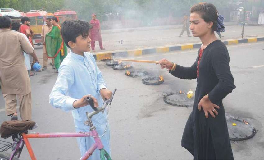 فیصل آباد: ضلع کونسل چوک میں خواجہ سراؤں کے احتجاج کے دوران ..