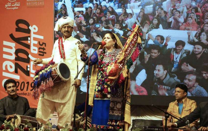 حیدرآباد: سندھ میوزیم میں  ایاز میلے کے دوران لوک گلوکار ..