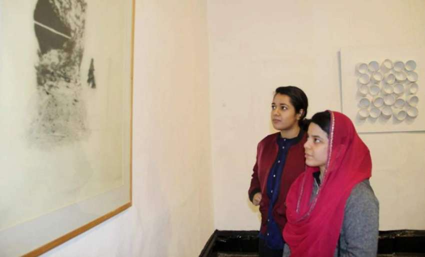 لاہور: ایک لڑکیاں نیشنل کالج آف آرٹس میں ظہور اخلاق کے فن ..