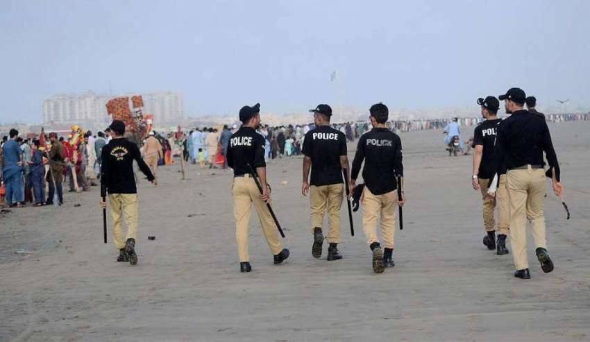 کراچی: عیدالفطر کی تعطیلات کے باعث شہریوں کی ساحل سمندر ..