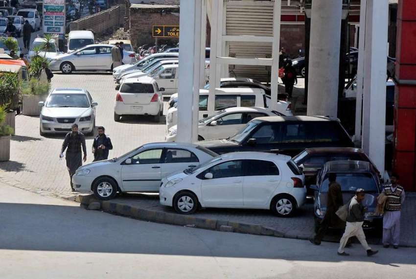 راولپنڈی: مڑیڑ چوک میٹرو سٹیشن پر شو روم مافیا نے گاڑیاں ..