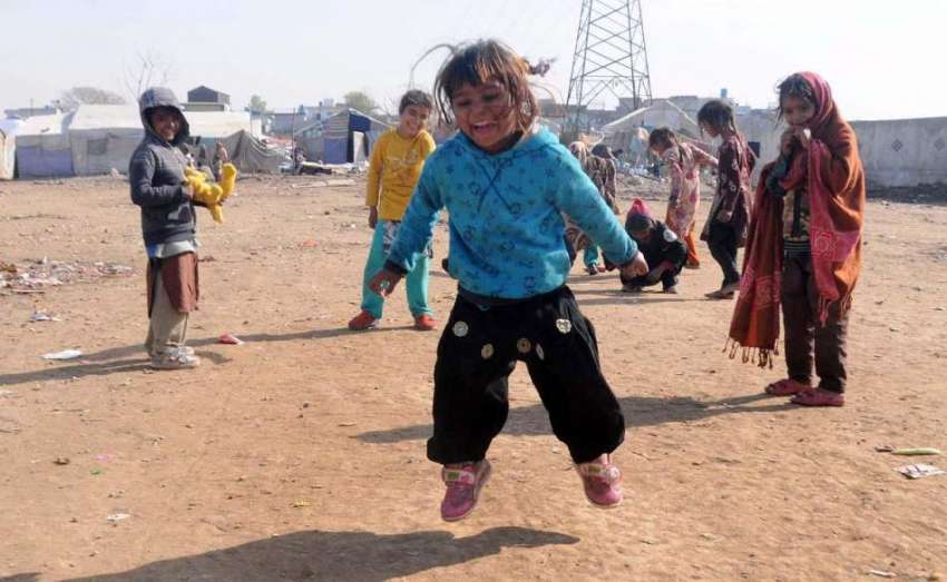 راولپنڈی: خانہ بدوش بچے کھیل کود میں مصروف ہیں۔