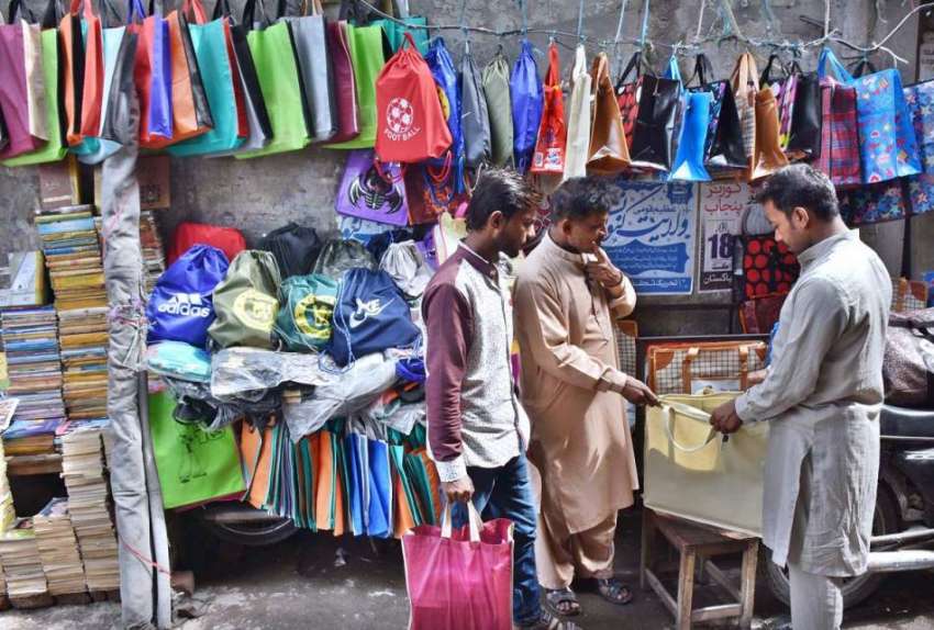 ملتان: مارکیٹ میں صارفین کو پلاسٹک شاپنگ بیگ کے بجائے کپڑوں ..