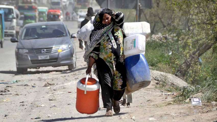 راولپنڈی: ایک خاتون خالی کین اٹھائے پینے کے لیے پانی بھرنے ..