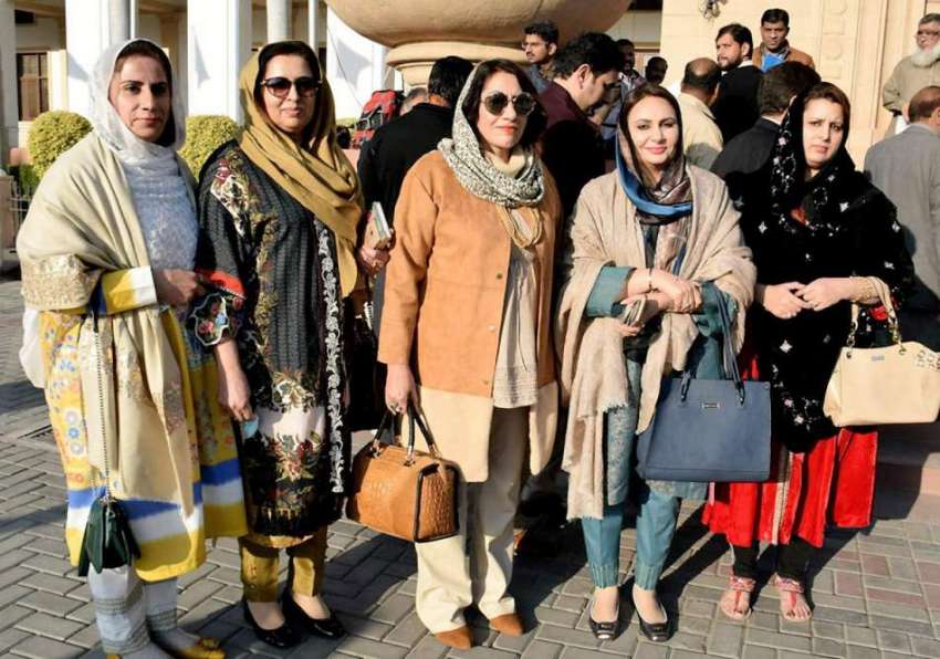 لاہور: پنجاب اسمبلی کے اجلاس میں شرکت کے لیے آنے والی خواتین ..