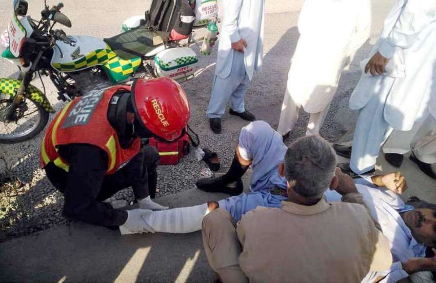 راولپنڈی: ریسکیو اہلکار ٹریفک حادثہ سے زخمی شخص کو فرسٹ ..