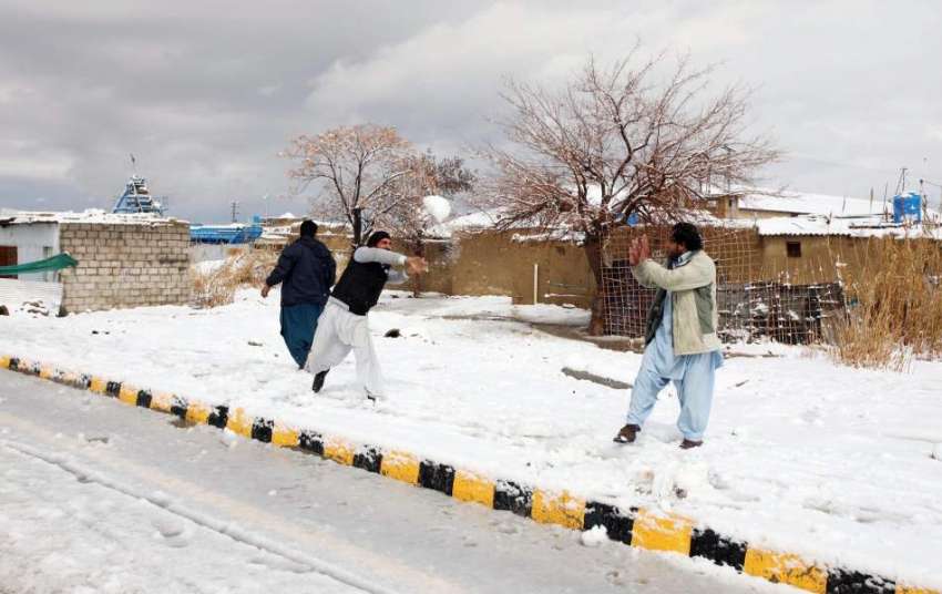 کوئٹہ: سنول فال کے بعد روڈ کنارے پڑی برف سے شہری کھیل رہے ..