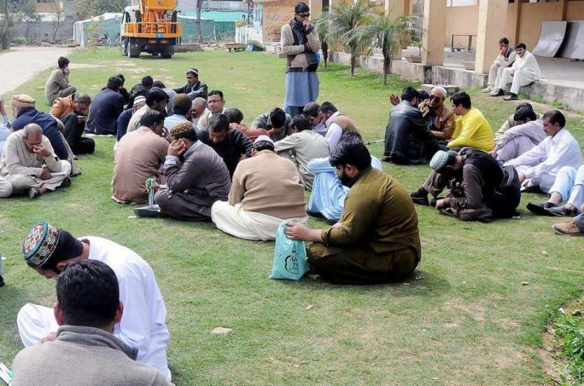 راولپنڈی: خصوصی افراد لیاقت باغ میں اپنے مطالبات کی منظوری ..