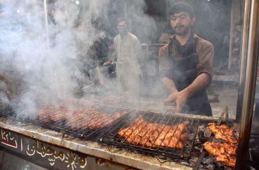 پشاور: دکاندار گاہکوں کو متوجہ کرنے کے لیے کباب اور تکے لگا ..