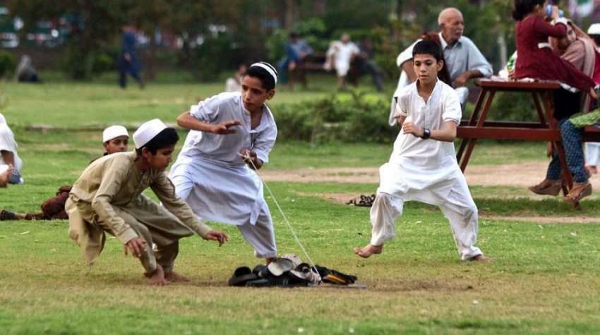 راولپنڈی: بچے مقامی پارک میں کھیل کود میں مصروف ہیں۔