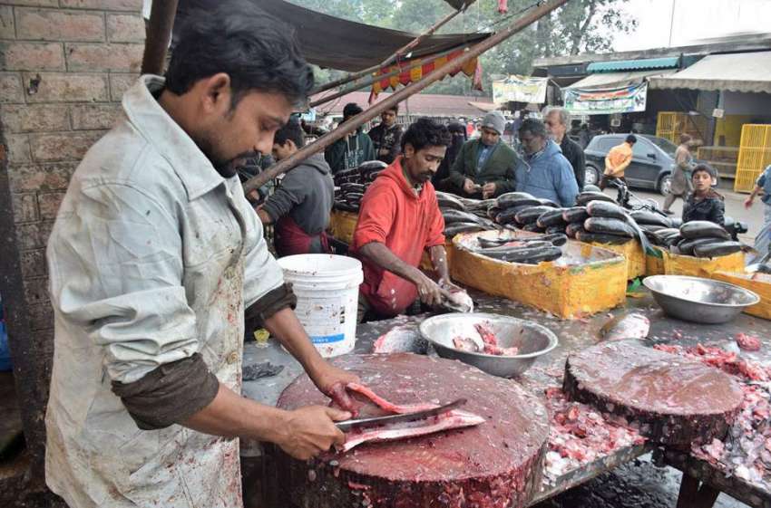لاہور : دکاندار مچھلی تیار کر رہا ہے۔ 
