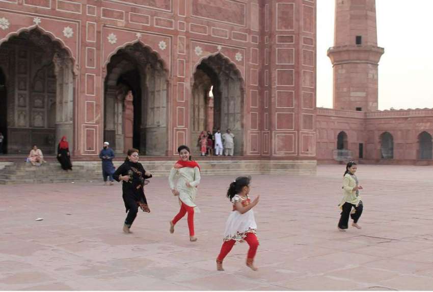 لاہور: بادشاہی مسجد کے احاطے میں بچیاں کھیل کود میں مصروف ..