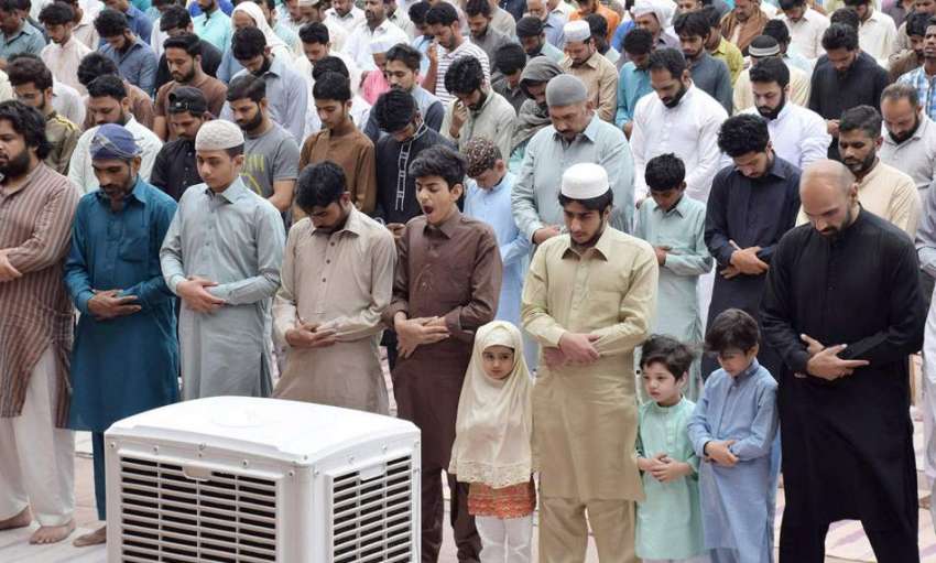 لاہور: شہری تاریخی بادشاہی مسجد میں ماہ صیام کے دوسرے جمعةالمبارک ..
