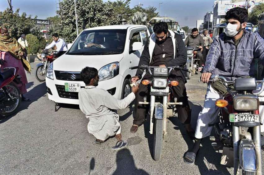 فیصل آباد: گیٹ چوک سیٹیانہ روڈ کے ٹریفک سگنل پر موٹرسائیکل ..