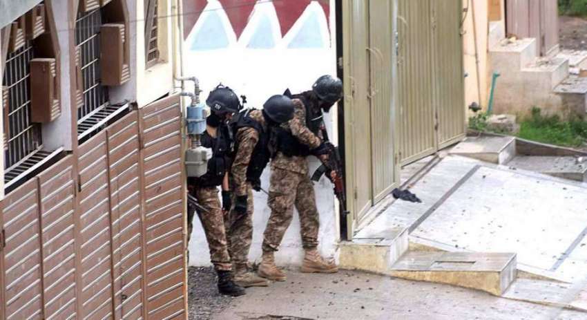 پشاور: حیات آباد پشاور میں دہشتگردوں کے خلاف سکیورٹی فورسز ..