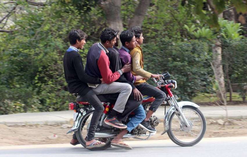 اسلام آباد: ٹریفک پولیس کی نا اہلی ، پانچ لڑکے موٹر سائیکل ..