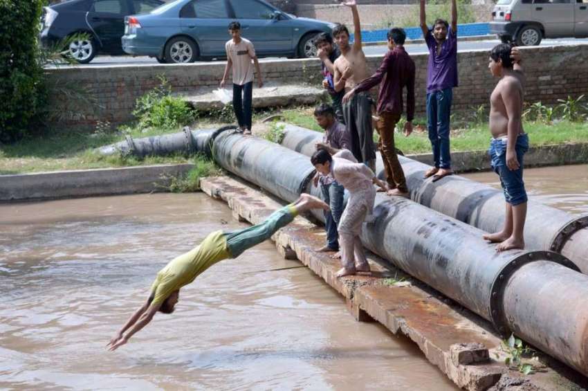 فیصل آباد: نوجوان خطران انداز سے نہر میں چھلانگیں لگا رہے ..